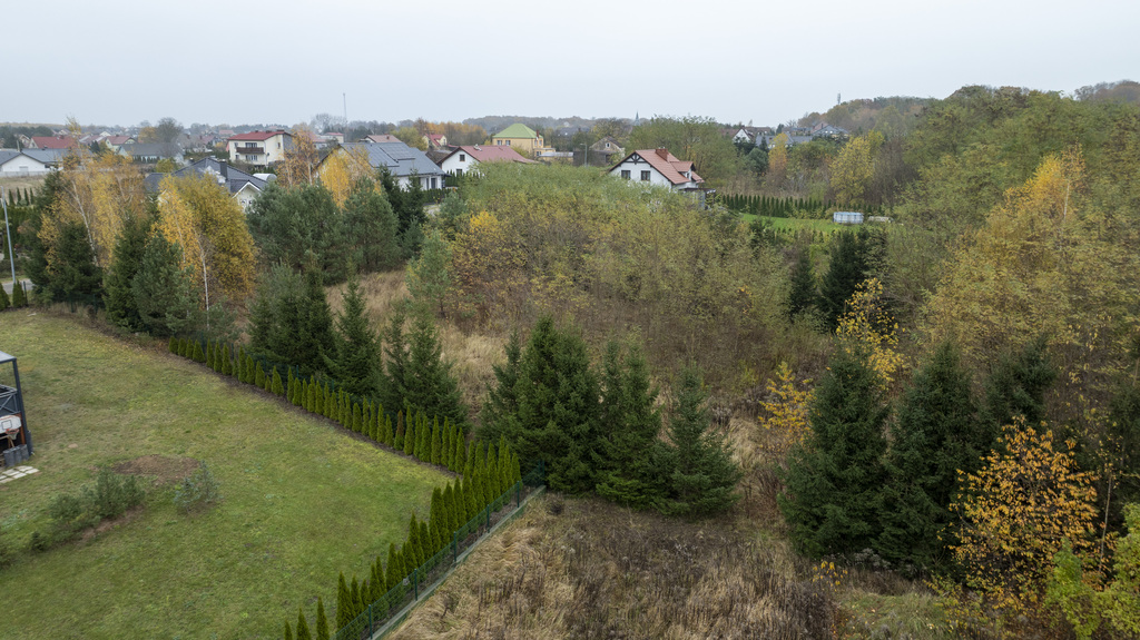 Działka otoczona zielenią w Janczewie
